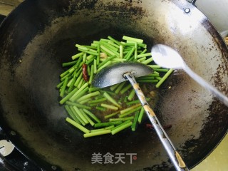 蒜苔过油肉的做法步骤：4