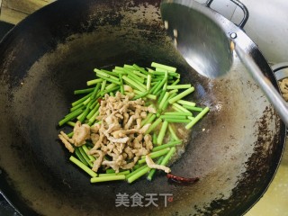 蒜苔过油肉的做法步骤：5