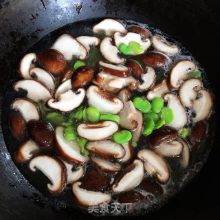 香菇炒蚕豆的做法步骤：1