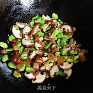 香菇炒蚕豆的做法步骤：3