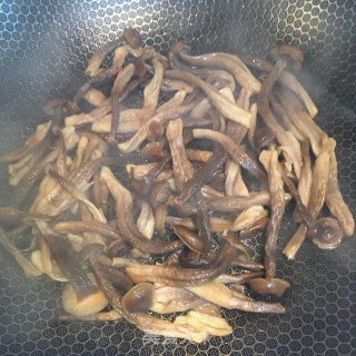 肉片炒菌菇腐竹的做法步骤：4