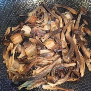 肉片炒菌菇腐竹的做法步骤：5