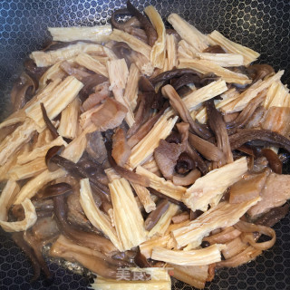 肉片炒菌菇腐竹的做法步骤：6