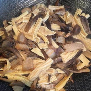 肉片炒菌菇腐竹的做法步骤：7