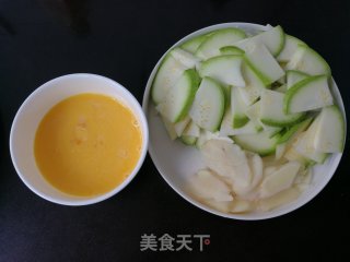 西葫芦子姜炒鸡蛋的做法步骤：2