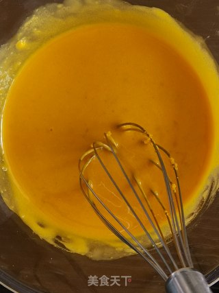 暖阳般温暖的爱～南瓜花生碎戚风蛋糕的做法步骤：7