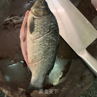 黄豆酱蒸鲫鱼的做法步骤：1