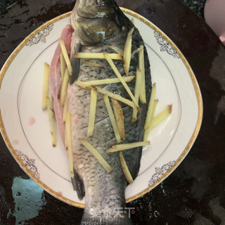 黄豆酱蒸鲫鱼的做法步骤：3