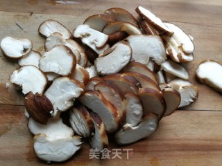香菇炒包菜的做法步骤：2