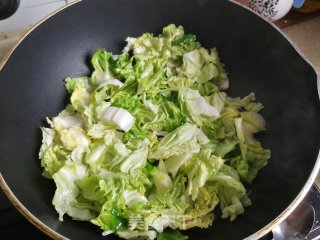 香菇炒包菜的做法步骤：4