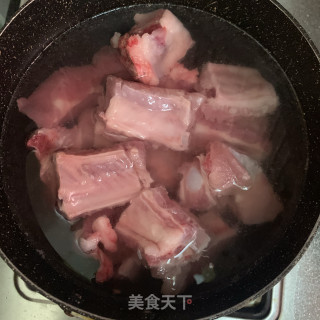 鲜笋排骨汤的做法步骤：1