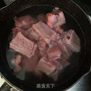 菱角排骨汤的做法步骤：1