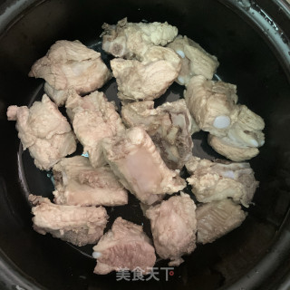 菱角排骨汤的做法步骤：3