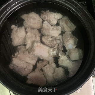 菱角排骨汤的做法步骤：4