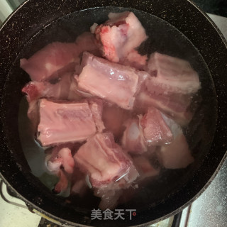菱角玉米排骨汤的做法步骤：1
