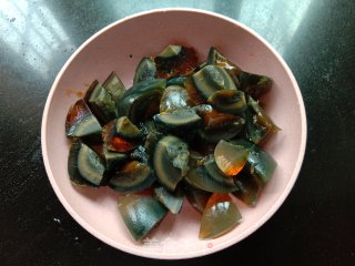 香菇花生拌皮蛋的做法步骤：3