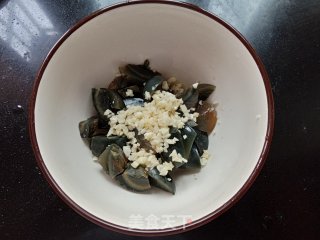 香菇花生拌皮蛋的做法步骤：4