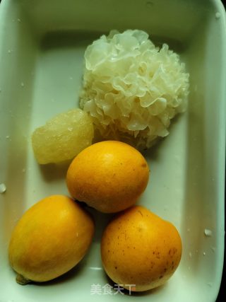 枇杷银耳羹的做法步骤：1