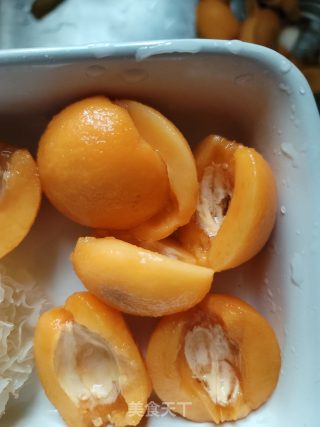 枇杷银耳羹的做法步骤：2