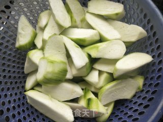 清炒丝瓜的做法步骤：1