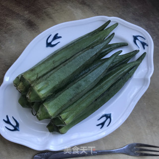 蒜香浇汁秋葵的做法步骤：1