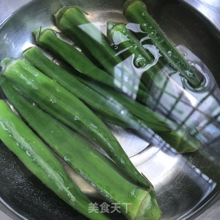 蒜香浇汁秋葵的做法步骤：3