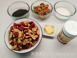 补血养颜，益智健脑～枣泥核桃芝麻糕的做法步骤：1