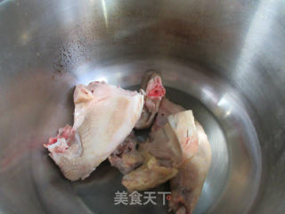 鹌鹑蛋猪肚鸡汤的做法步骤：3