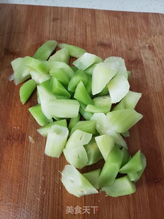 莴笋炖小龙虾尾的做法步骤：3