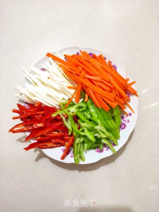 茭白炒三丝的做法步骤：3