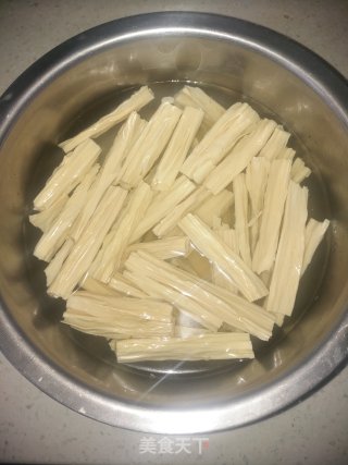 凉拌腐竹木耳的做法步骤：1