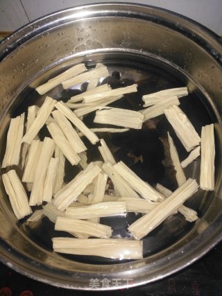 凉拌腐竹木耳的做法步骤：3