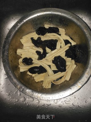 凉拌腐竹木耳的做法步骤：4