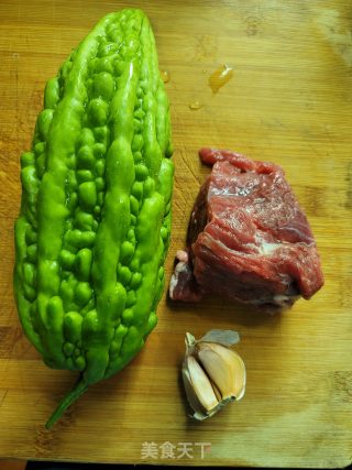 牛肉炒苦瓜的做法步骤：1