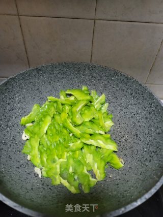 牛肉炒苦瓜的做法步骤：7