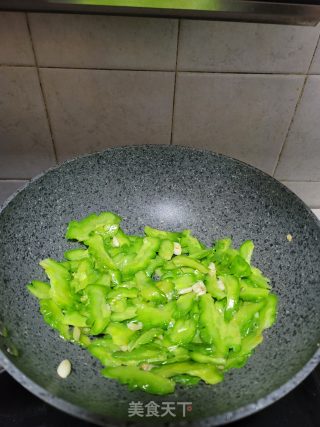牛肉炒苦瓜的做法步骤：8