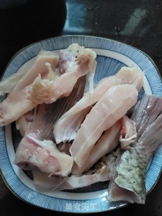 香煎鱼骨的做法步骤：1