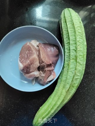 瘦肉猪肝丝瓜汤的做法步骤：1