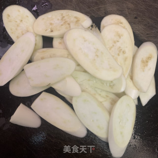 黄豆酱炒白茄瓜的做法步骤：2