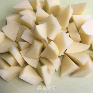 牛筋烧土豆的做法步骤：1