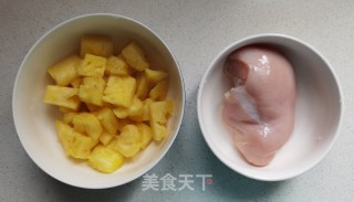 菠萝炒鸡胸肉的做法步骤：1