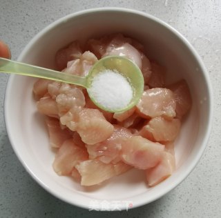 菠萝炒鸡胸肉的做法步骤：3