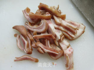 猪耳朵炒芹菜的做法步骤：2