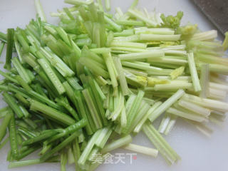 猪耳朵炒芹菜的做法步骤：4