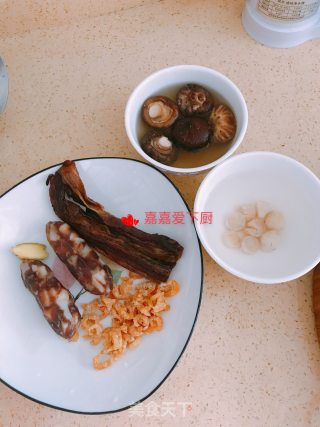 电饭煲版腊味饭的做法步骤：1