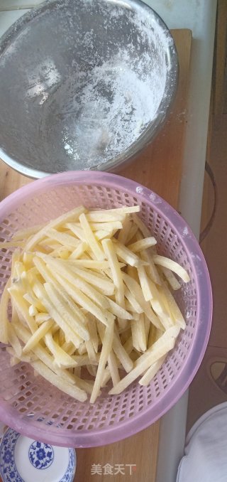 自制炸薯条的做法步骤：1