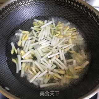 花生芽炒香干的做法步骤：1