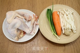 胡萝卜鲜菇鸡汤的做法步骤：1