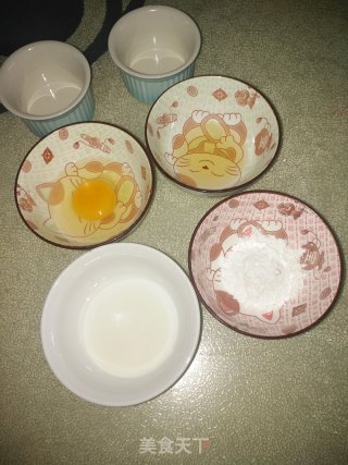 草莓红花杯子蛋糕的做法步骤：1
