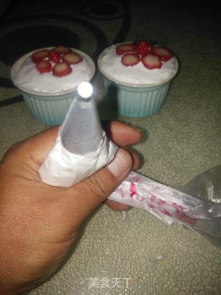 草莓红花杯子蛋糕的做法步骤：17